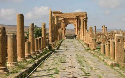 المدينة الوحيدة التي حافظت على شكلها بإفريقيا, “تيمقاد”.. درة آثار الحضارة الرومانية في الجزائر