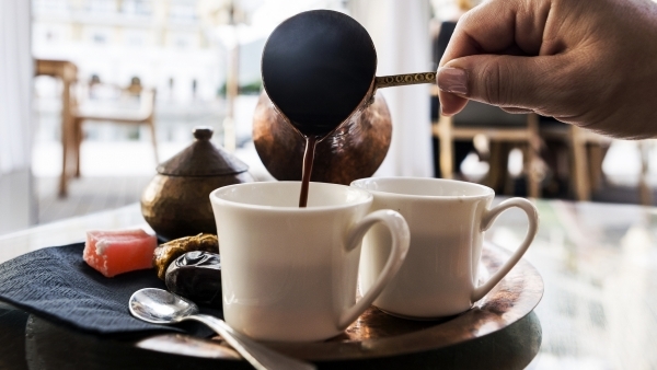 شرب القهوة كل صباح.. فوائد متعددة لصحة الأمعاء
