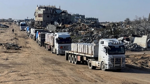 الأورومتوسطي: 5 شاحنات دخلت غزة بينها شاحنتان محملتان بالأكفان