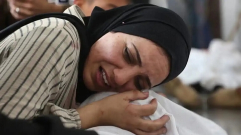 طبيبة فلسطينية تستقبل أشلاء متفحمة لأطفالها التسعة إثر غارة صهيونية