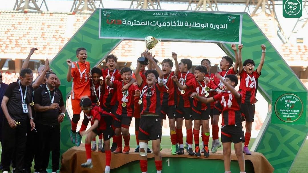 اتحاد الجزائر بطل الطبعة الأولى