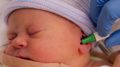 التهاب الأذن الخارجية لدى الأطفال… كل ما عليك معرفته عنه