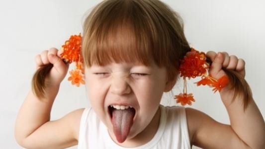 كيف تتعاملين مع طفلك الحركي والعنيد؟