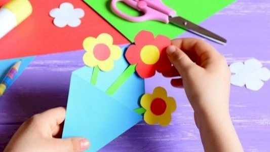 كيف توجهين طفلك نحو الأنشطة المعززة لمهارات التواصل؟