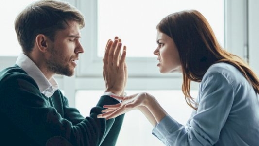 كيف تتعاملين مع إحراج زوجك لك أمام أهله؟