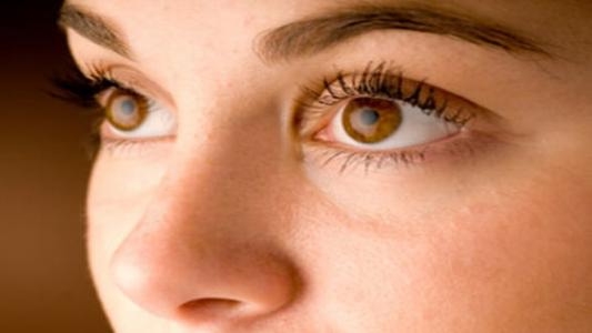كيف تتجنب المرأة مضاعفات العين أثناء الحمل؟