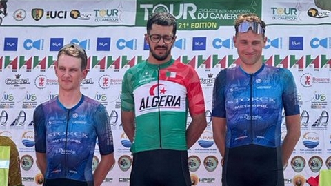 الجزائري إسلام منصوري يفوز بالقميص الأصفر