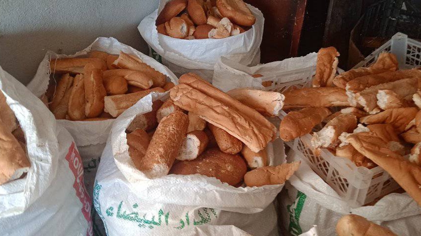 تجارة الخبز اليابس.. مصدر دخل للكثير من العائلات