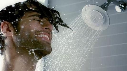 الاستحمام بالماء البارد.. فوائد تجعلك لا تستغني عنه