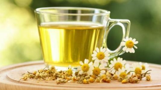 شاي البابونج.. لماذا يُنصح بشربه قبل النوم؟