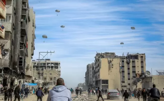 حماس: لجوء الاحتلال لإنزال مساعدات جوًا فوق مناطق بغزة خدعة لذر الرماد في العيون