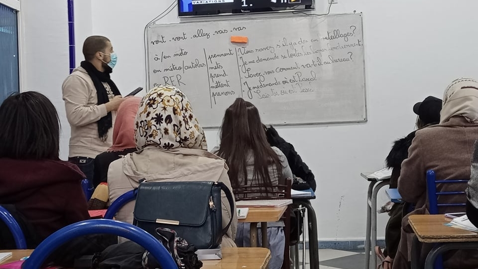شباب يقبلون على دروس اللغات خلال فصل الصيف