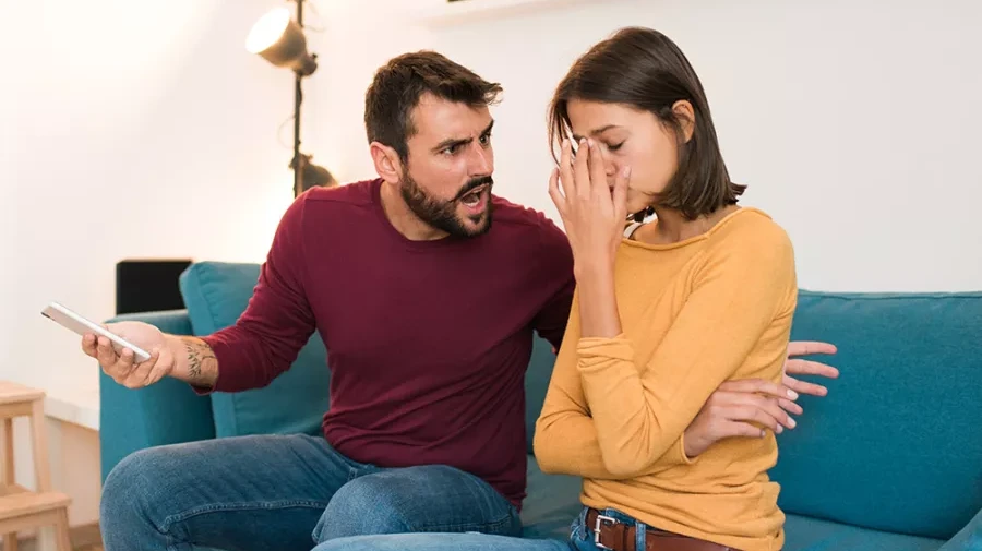 كيف تتعاملين مع إهانة زوجك لك باستمرار؟