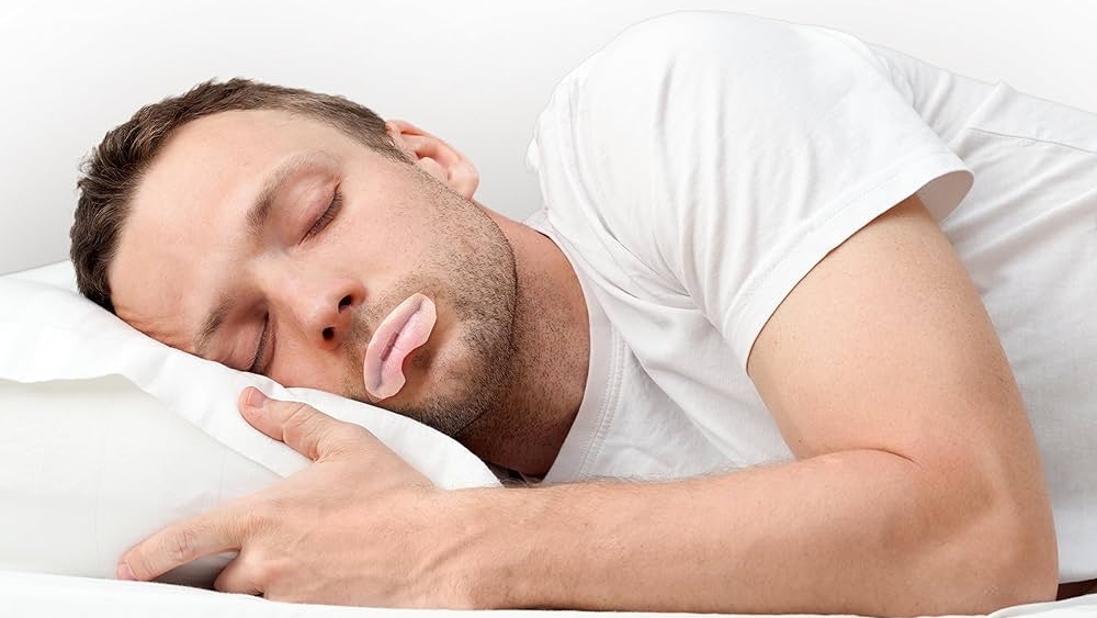 ما هو رأي الطب في شريط الفم اللاصق للنوم؟