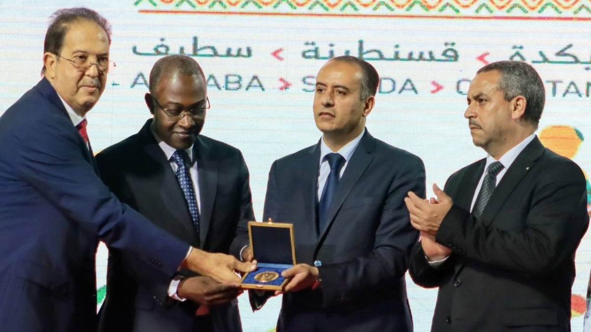 تكريم رئيس الجمهورية بالميدالية الذهبية