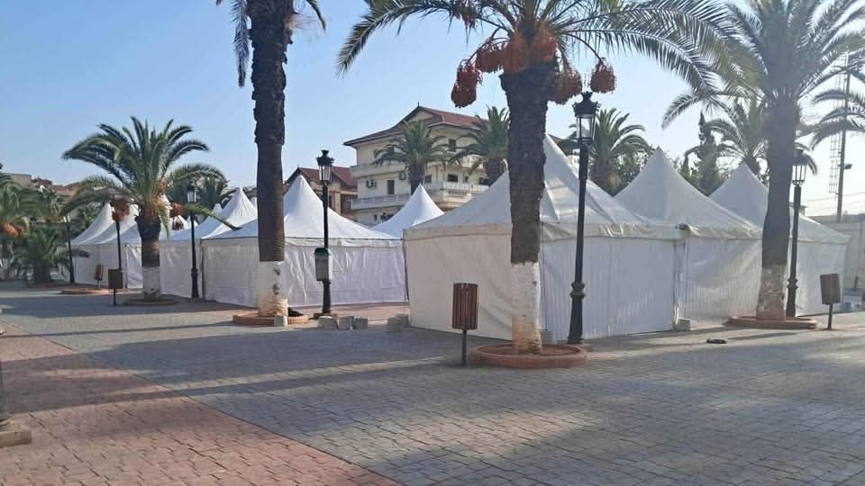 تنصيب خيم بيع الأدوات المدرسية بالرويبة