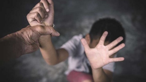 العنف ينتقل من أزقة الشوارع إلى غرف المنازل