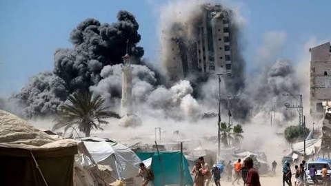 الإعلام الحكومي: الاحتلال يدعي استهداف المقاومة بينما يقصف الأبراج والمدارس بهدف الإبادة