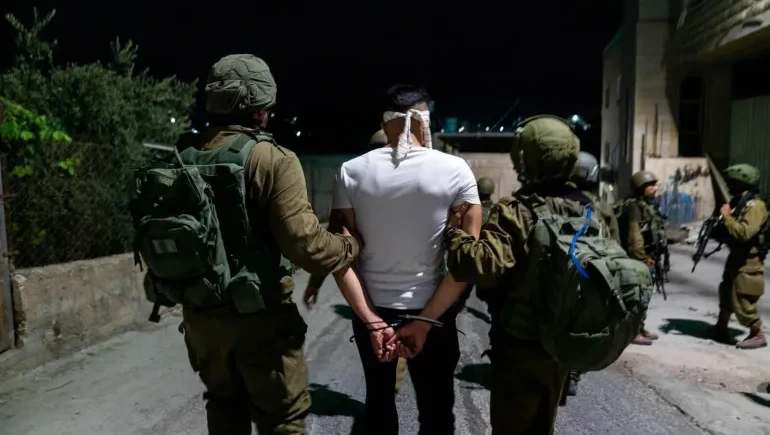 الاحتلال يشن حملة اعتقالات واسعة في الضفة الغربية تطال فلسطينيين بينهم نائبة سابقة