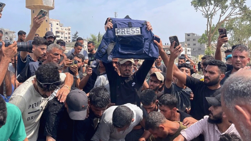 احتجاجا على استهداف الصحفيين في غزة مئات المؤسسات الإعلامية تتوشح بالسواد