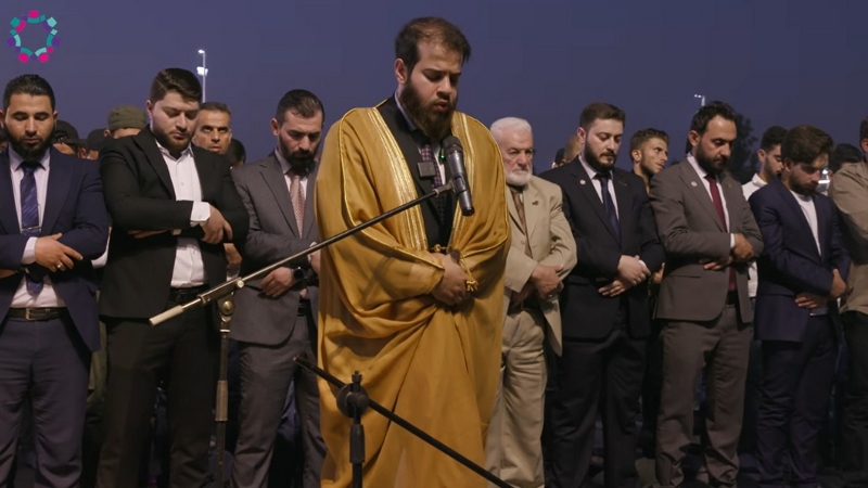 أدهم نابلسي يؤم المصلين في الأردن