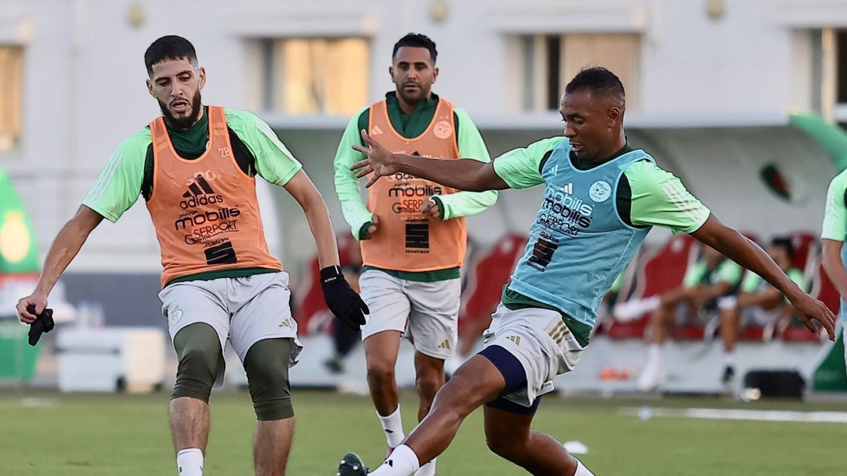 “الخضر” يطيرون إلى وهران هذا الأربعاء بكامل التعداد